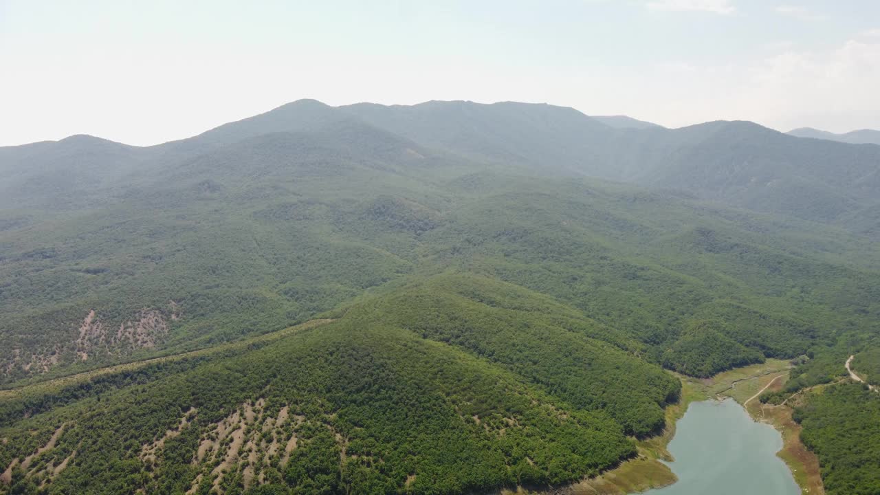 绿色的群山和空中的湖景。视频素材