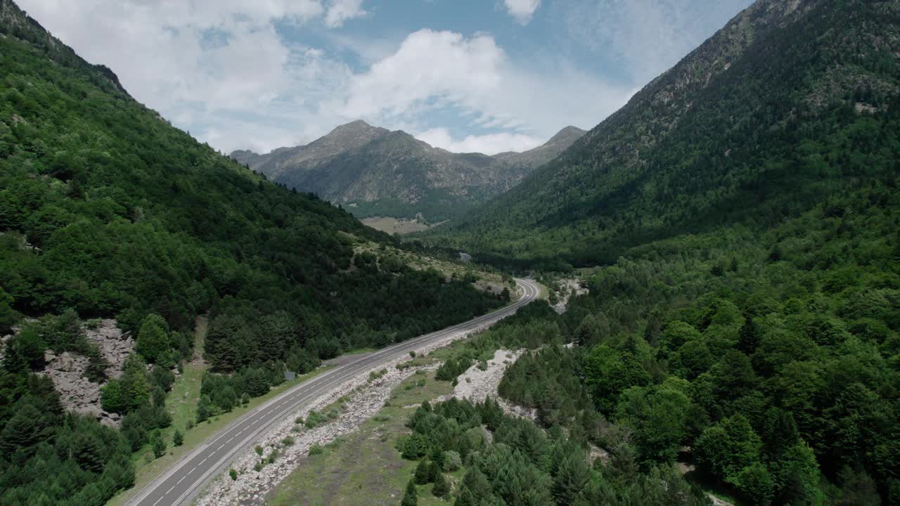 美丽的无人机视野的沥青公路在高山上。视频素材