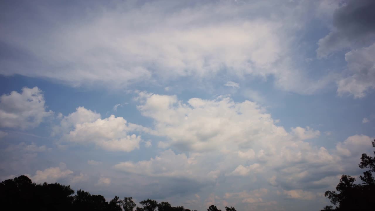 一个炎热的夏天，暴风雨前乌云密布的天空，时光流逝视频素材