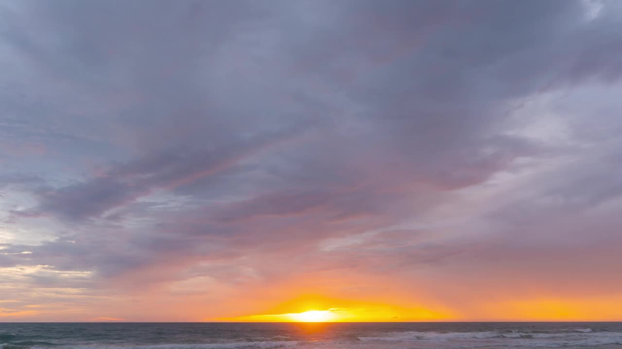 时间流逝视频4K。自然视频高质量的素材。场景缤纷浪漫。白天到晚上的天空日落与移动的云的背景。时间流逝的白天到晚上的自然和旅行的概念。视频素材