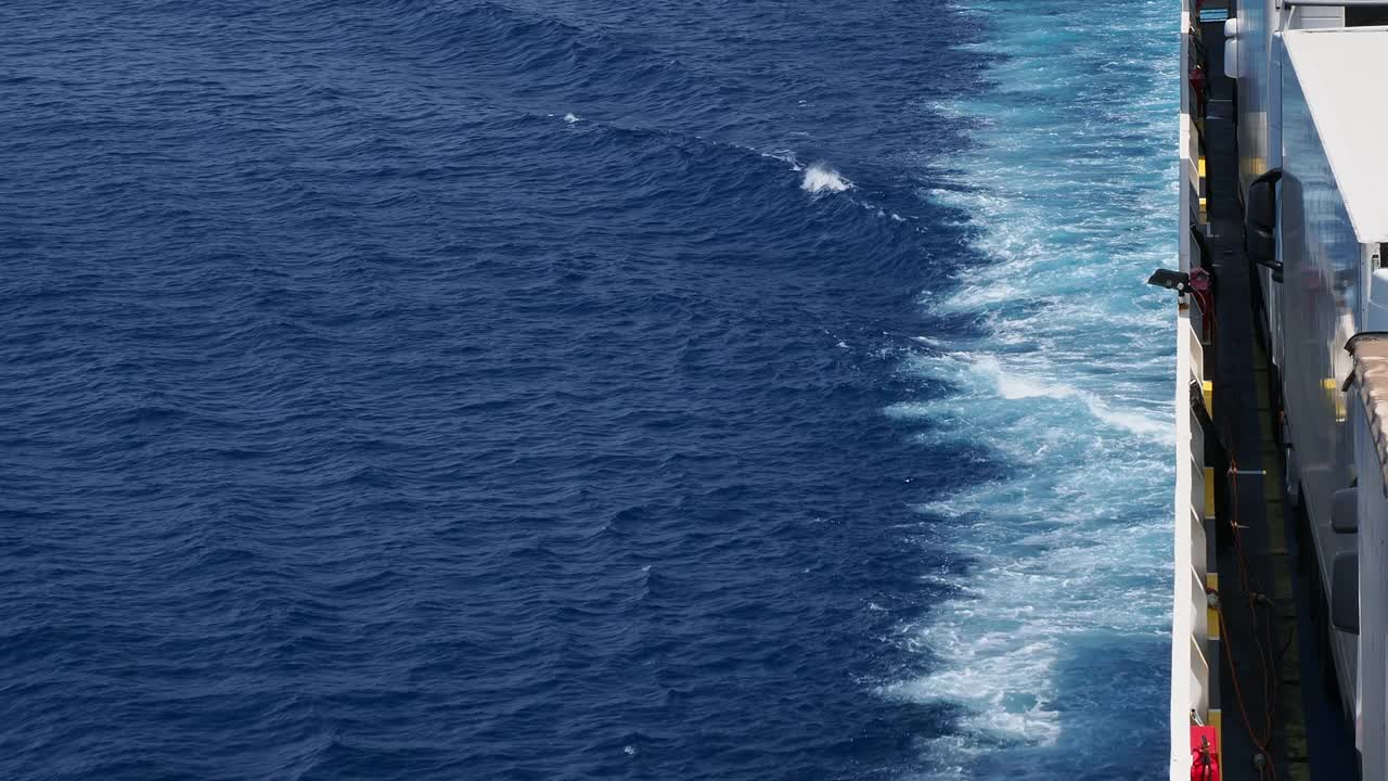 在地中海航行的渡船的指挥桥和甲板。视频素材