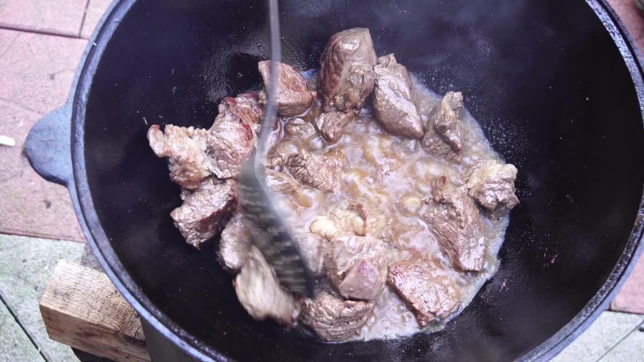 用漏勺搅拌乌兹别克肉饭的肉视频素材