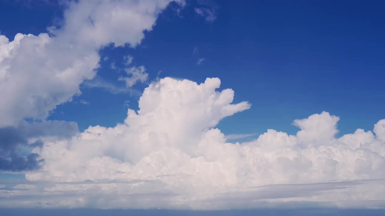 时间流逝，美丽的天空与云的背景，天空与云天气自然云蓝，蓝天与云和太阳，云在夏天的一天日出。视频素材