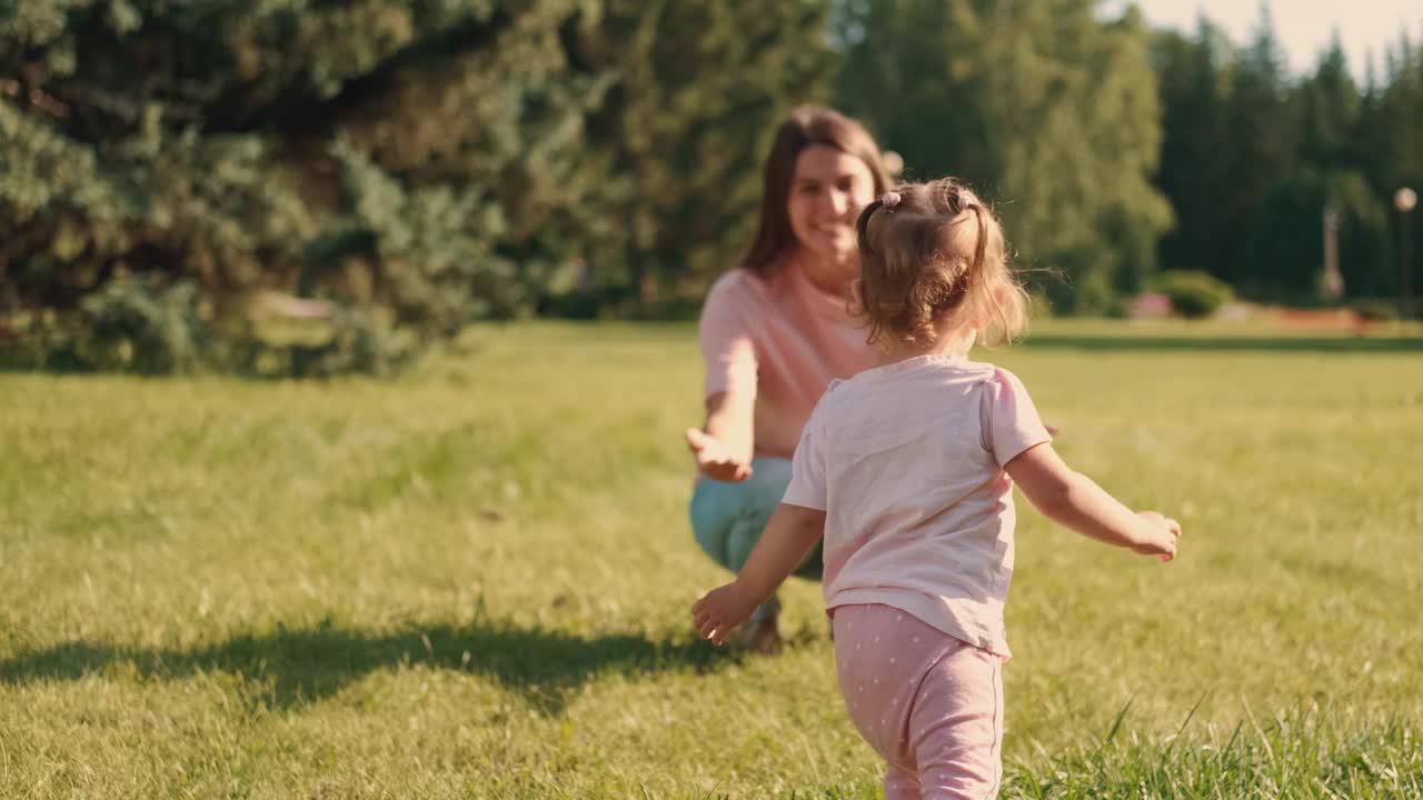 孩子跑向妈妈，妈妈抱着他视频素材