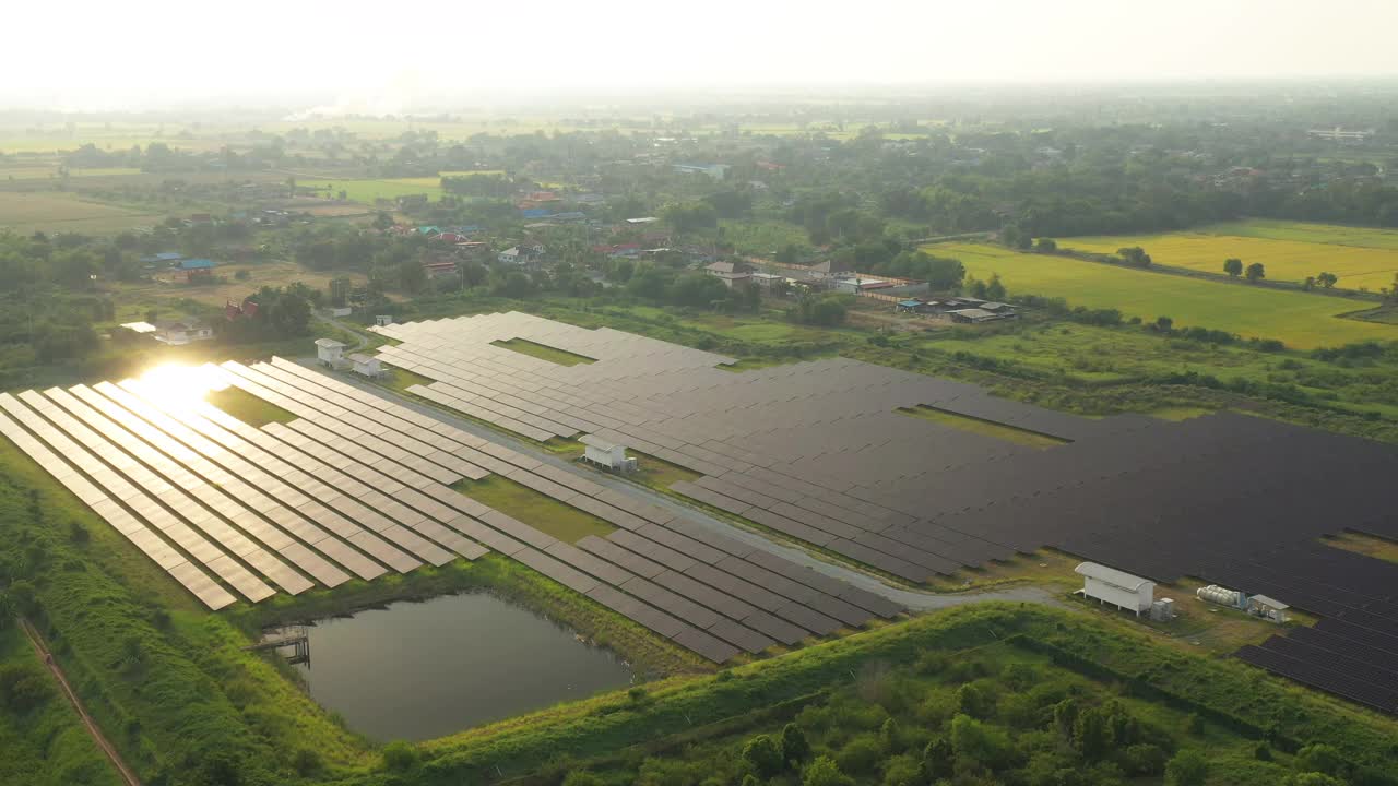 4k分辨率的空中视角的太阳能农场和阳光在太阳能电池板在农村的场景视频素材