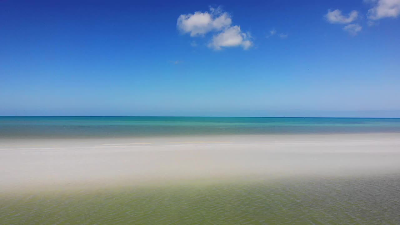 美丽的海滩，碧绿的海水和白色的沙滩。视频素材