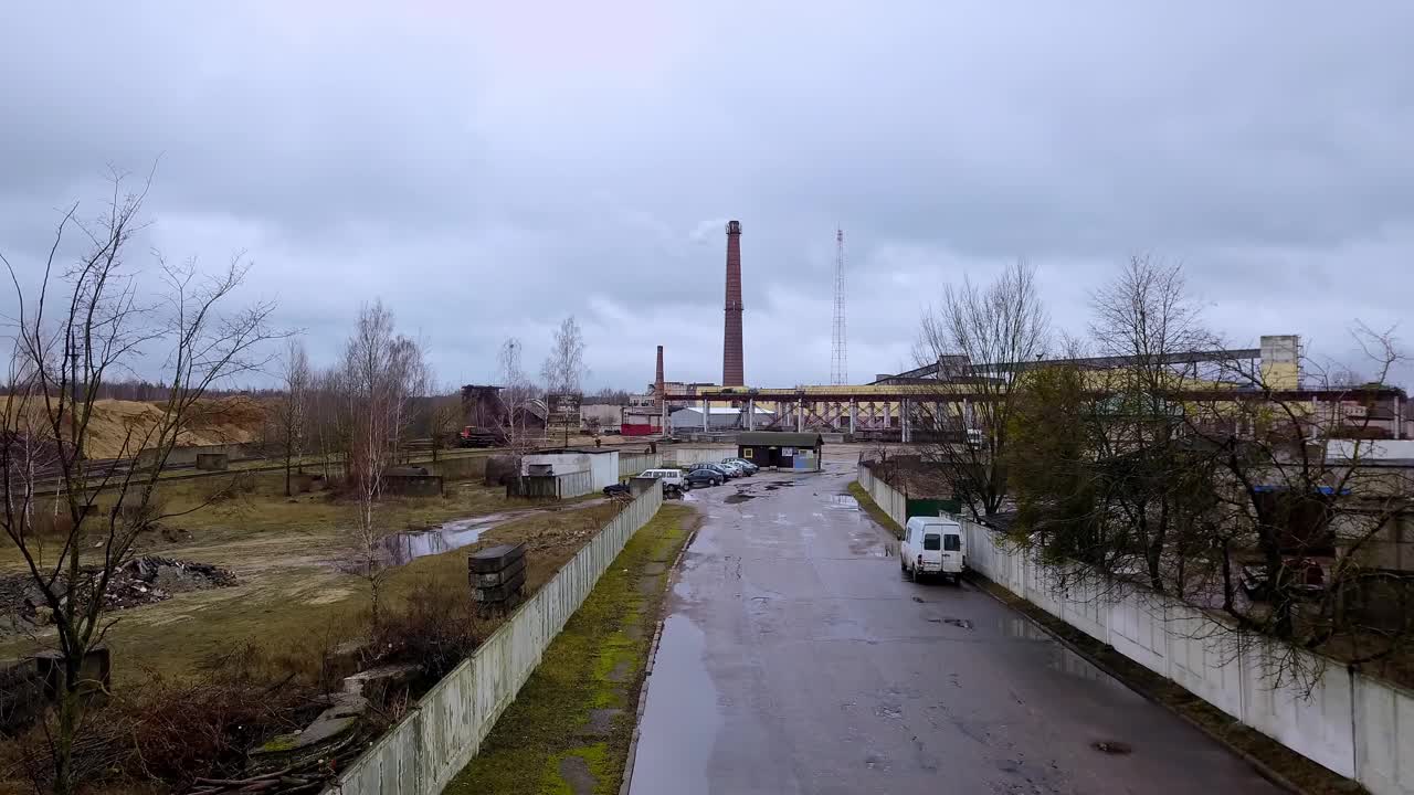 一根喷出白色烟雾的烟斗。城市燃气锅炉房的管道，白色的烟雾映衬着引人注目的天空。鸟瞰图。生态问题。视频素材