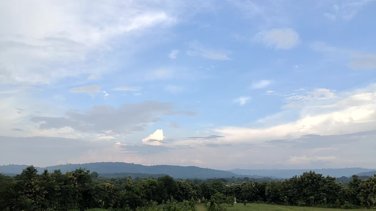 时间流逝的片段，云在天空中移动视频素材