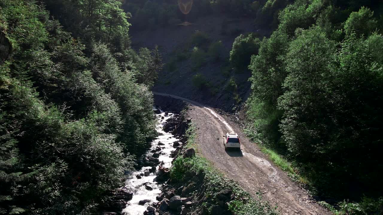 跟着车经过山峡视频素材