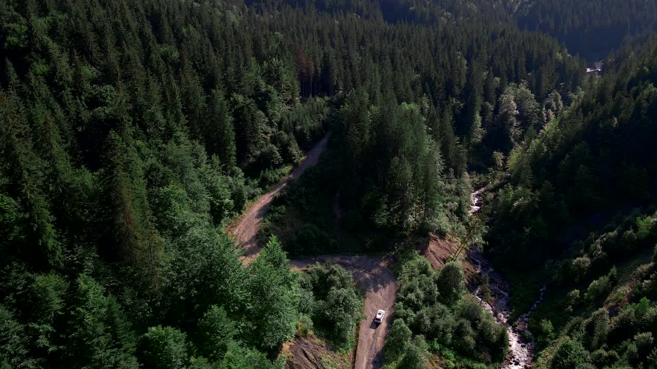 跟着车经过山峡视频素材