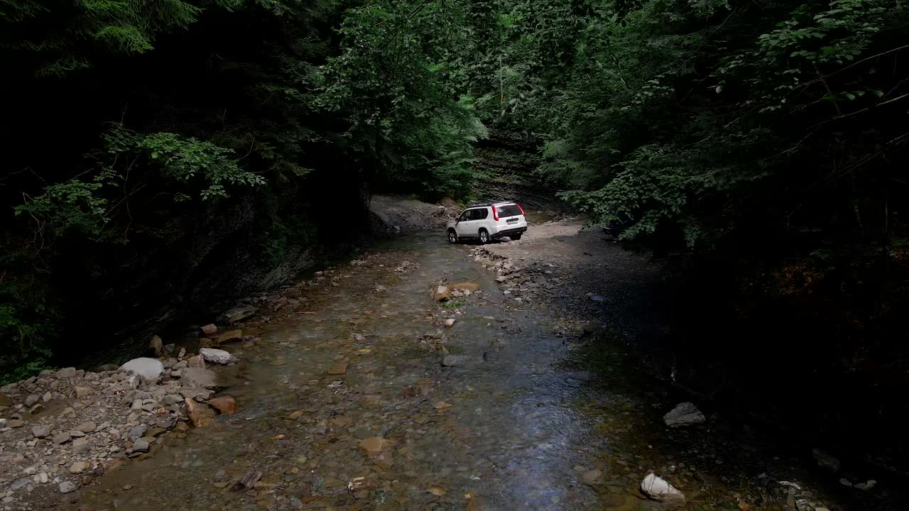 跟着车经过山峡视频素材