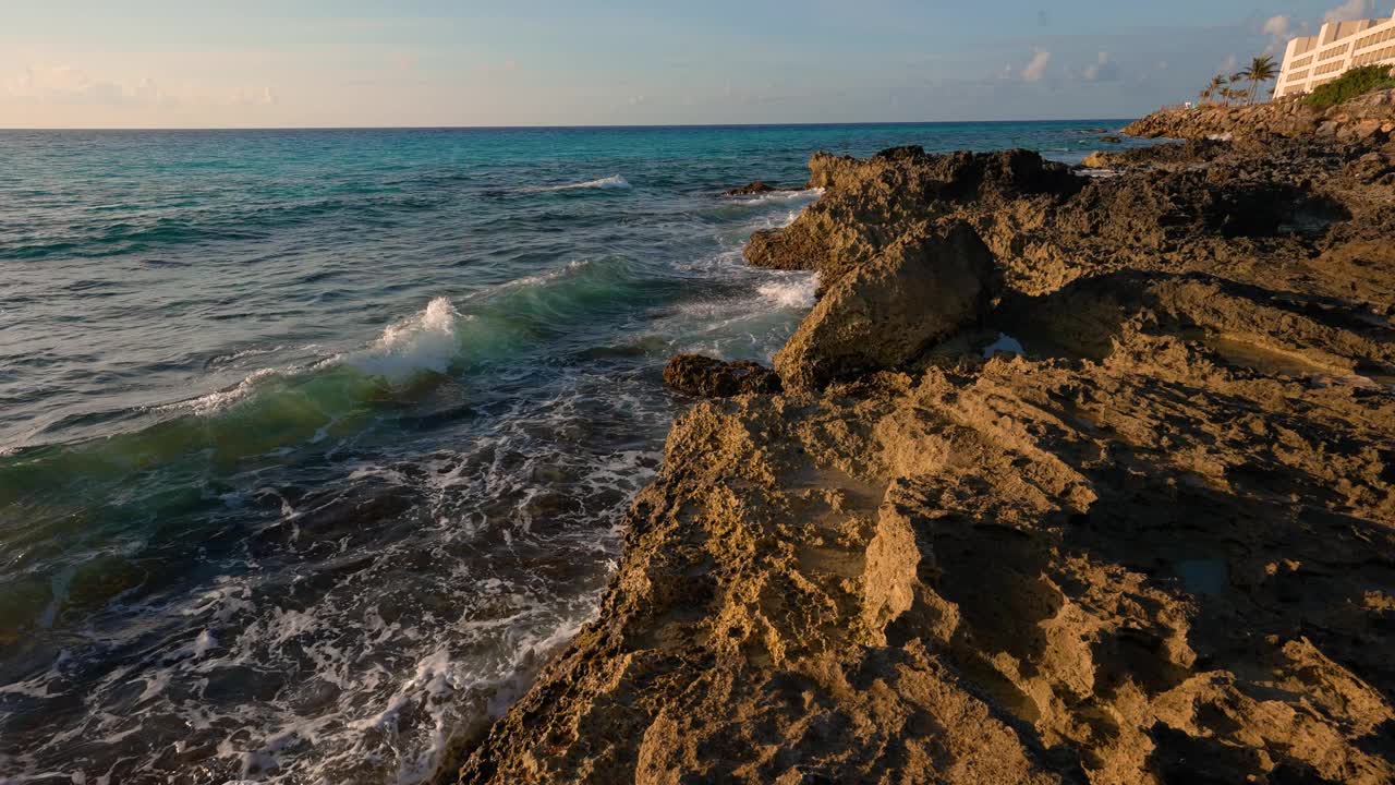 加勒比海岸的慢动作波浪和暗礁。视频素材