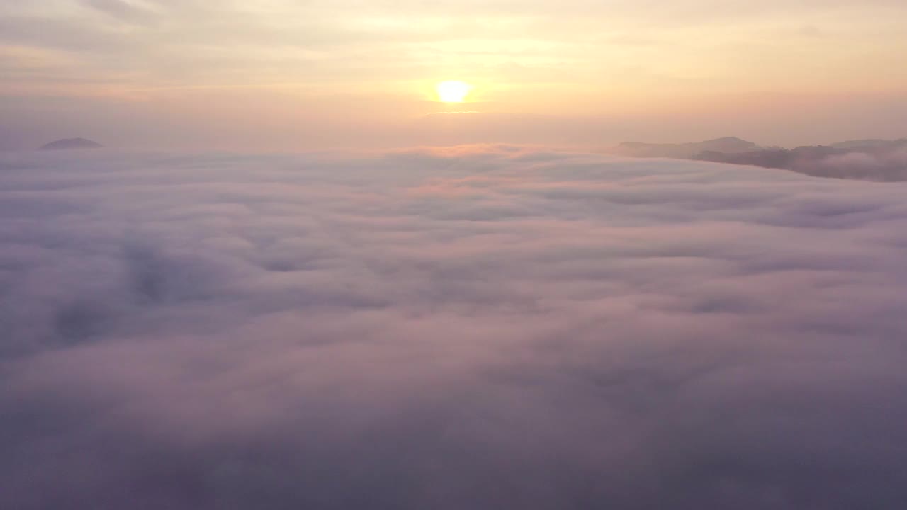 在大叻城市上空的云在雾季鸟瞰图- 4K分辨率视频素材