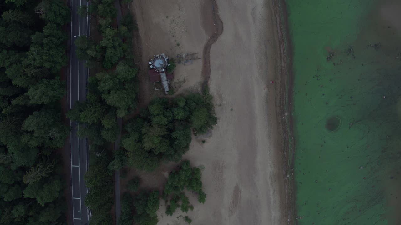 飞越海岸线视频素材