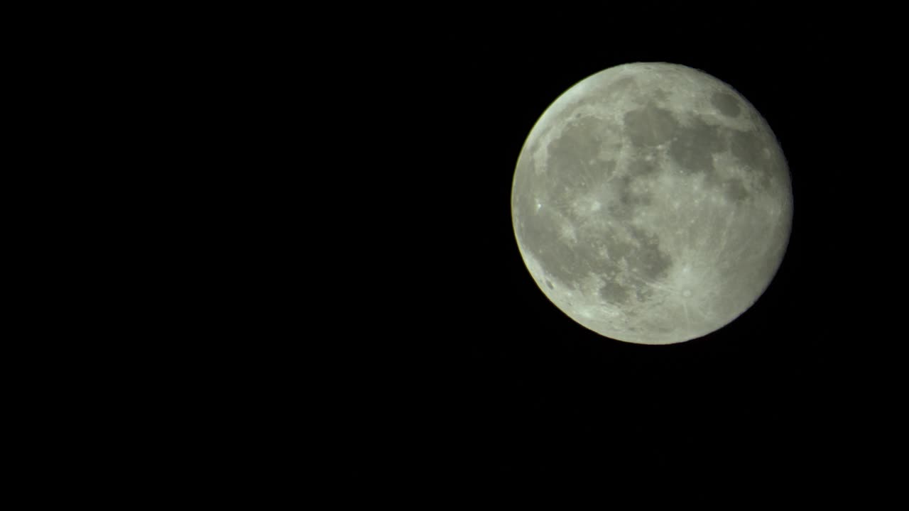 月亮在黑暗的夜空中视频素材