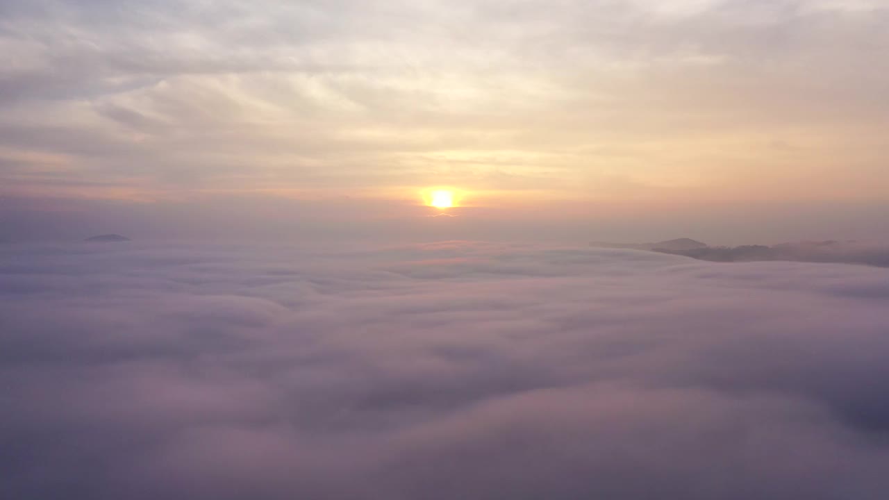 在大叻城市上空的云在雾季鸟瞰图- 4K分辨率视频素材