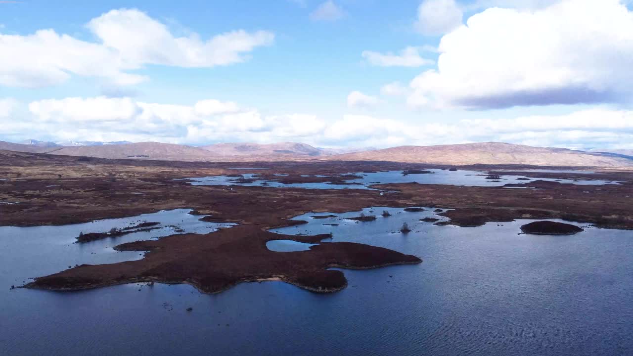 飞越Lochan Na - achlaisie向A82方向飞行，4K无人机视频，苏格兰高地视频下载