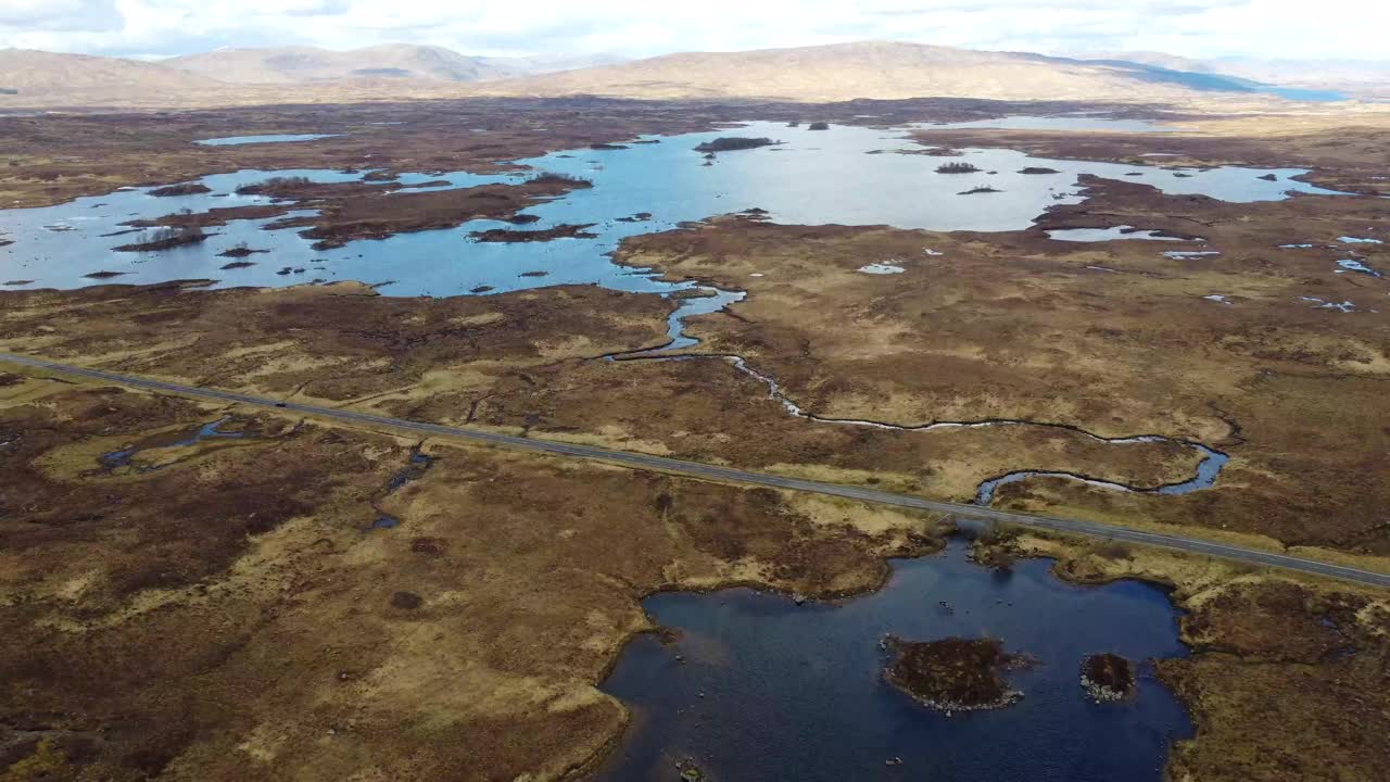 在苏格兰高地Lochan Na - achalaise上空从A82飞机向后飞行，4K无人机视频视频下载