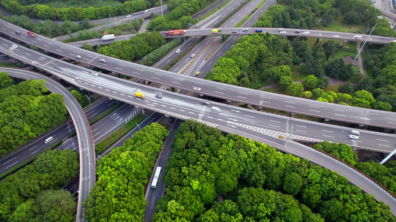 鸟瞰弯曲的立交桥和多车道公路和立交桥视频素材