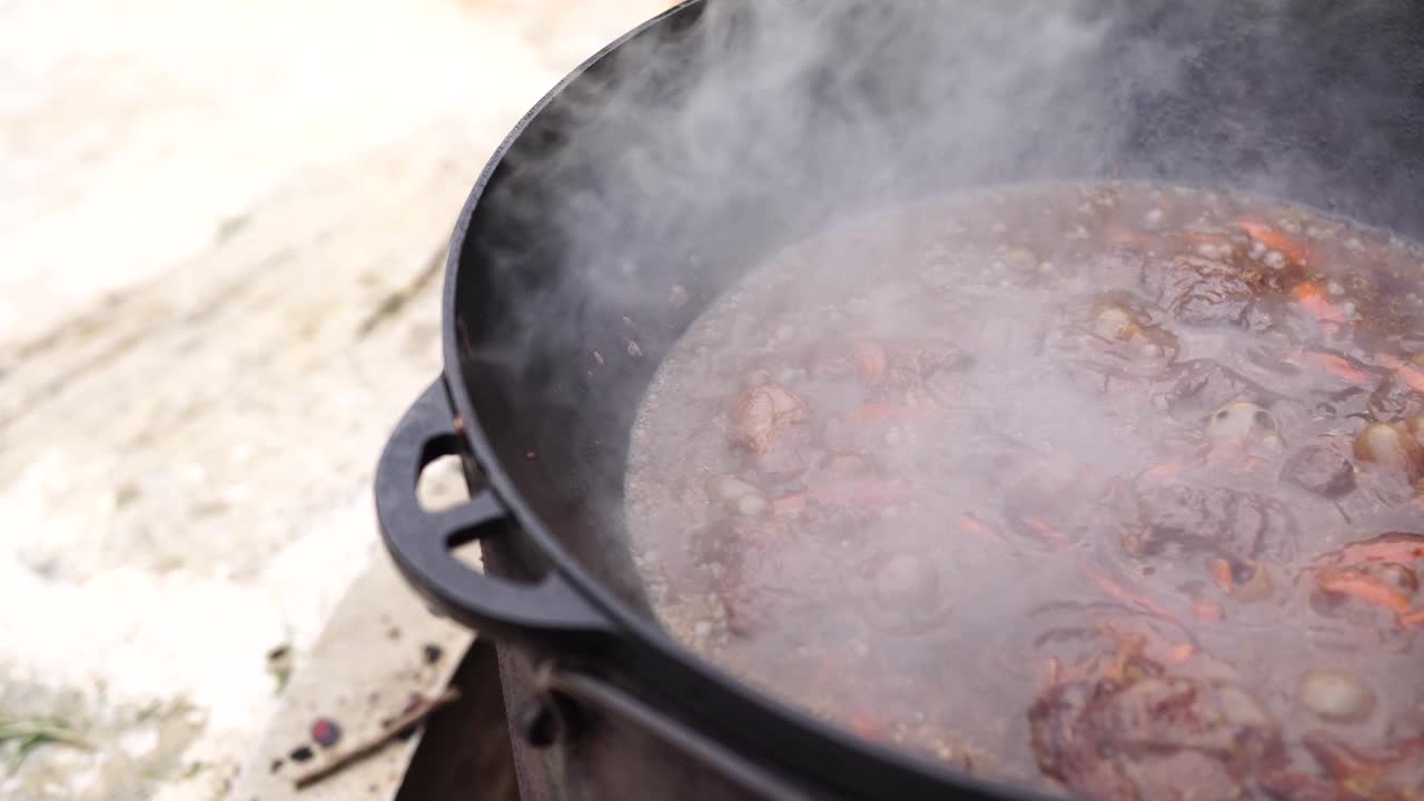 蒸煮乌兹别克肉饭在大锅视频素材