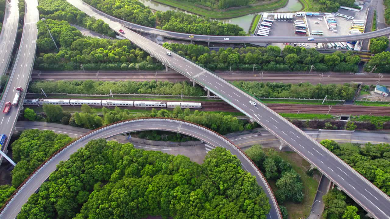 鸟瞰弯曲的立交桥和多车道公路，地铁线路和立交桥视频素材