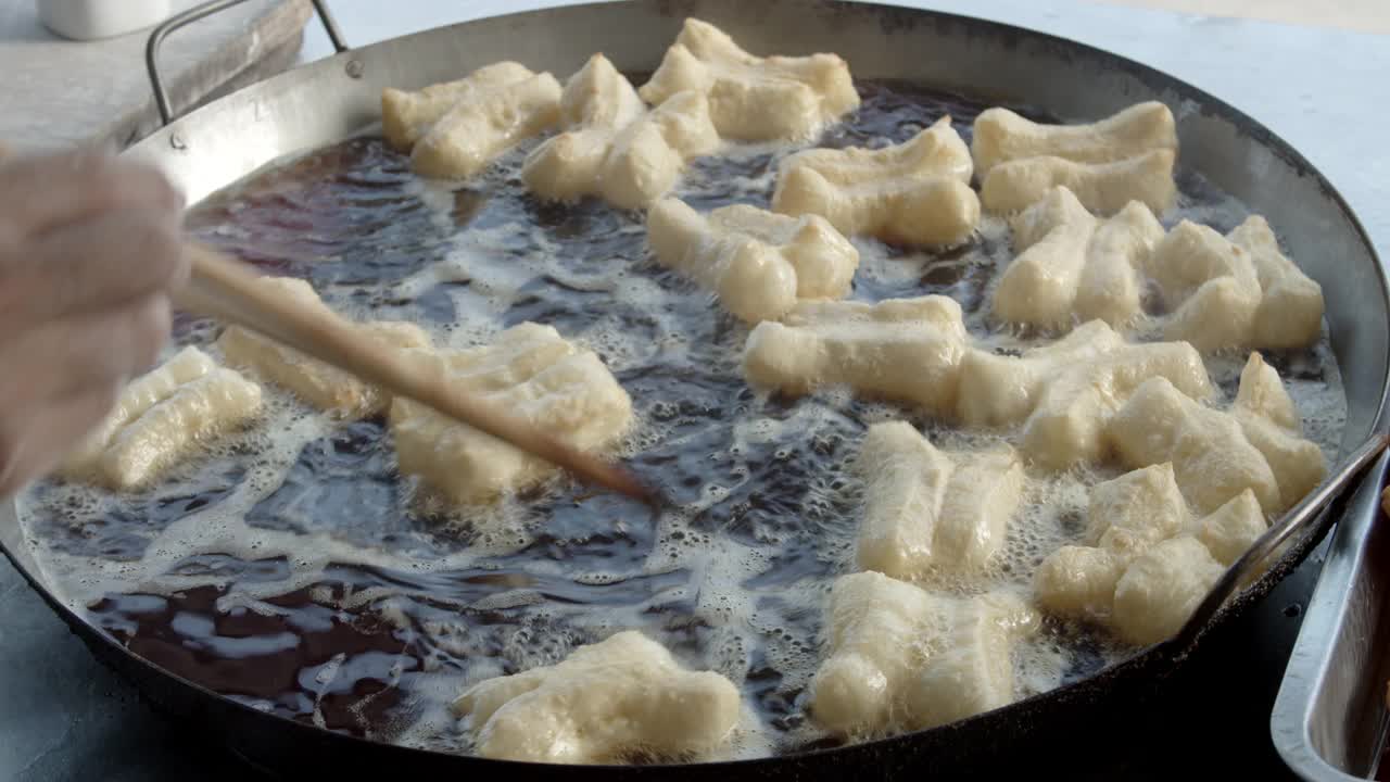 《大厨》的镜头是在滚烫的油里油炸油条视频下载