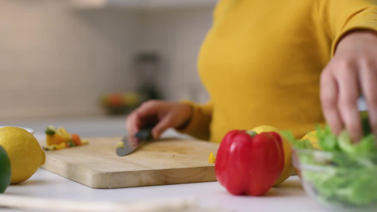 一个年轻女子在家做健康食物的4k视频视频素材