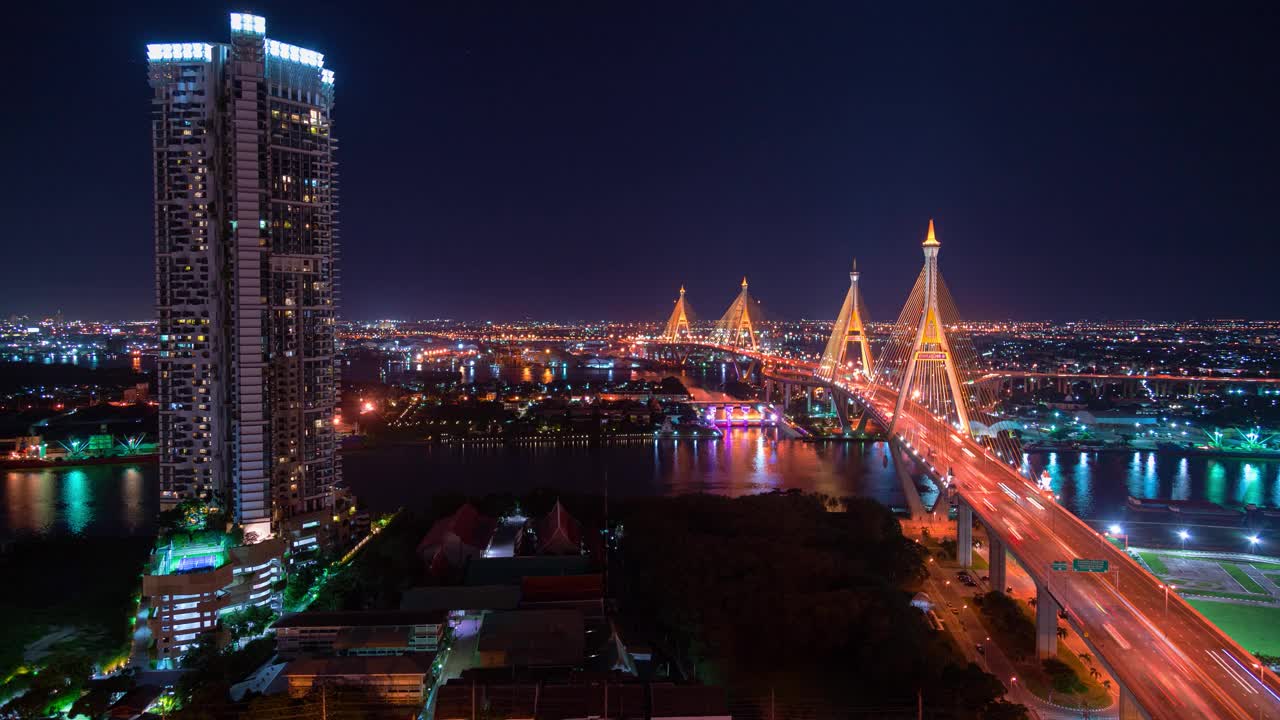 鸟瞰普密蓬大桥和湄南河的结构建筑概念，都市城市，曼谷。泰国市中心的夜晚视频素材