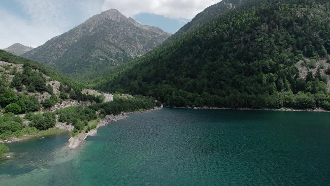 美丽的无人机视野的沥青公路在高山上。视频素材