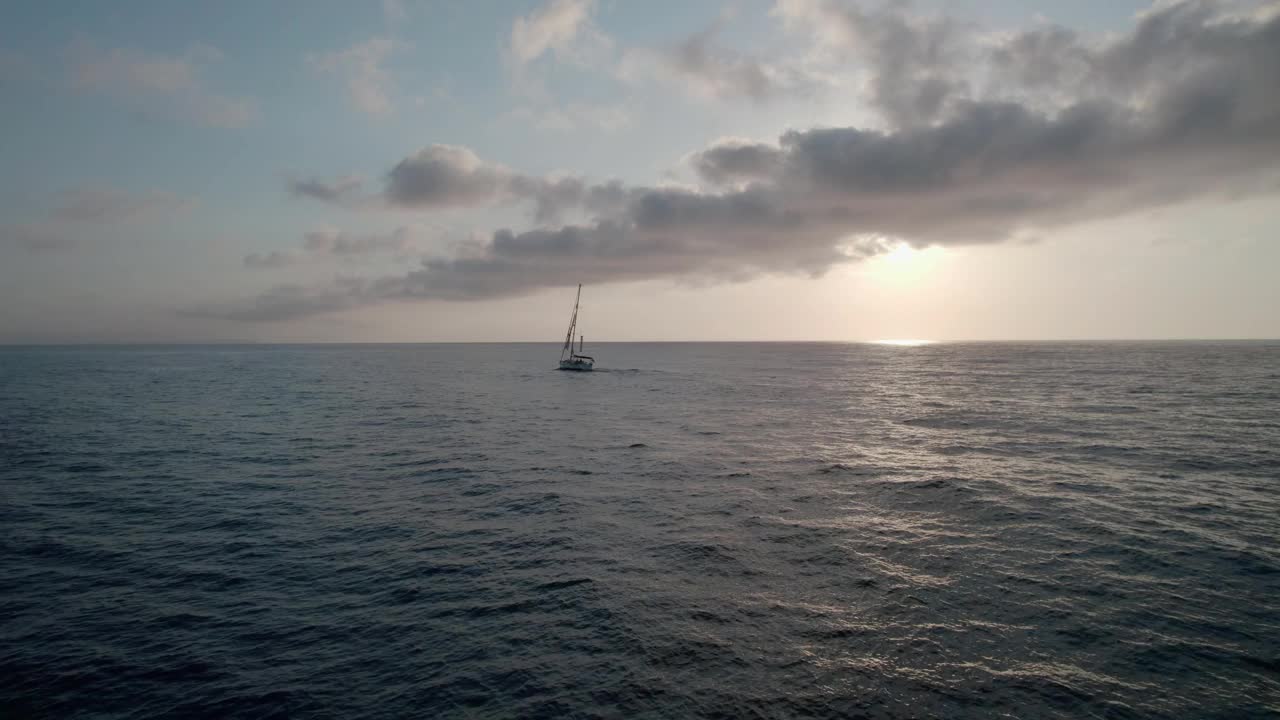 日出的海面上，摄像机飞过水面。视频素材