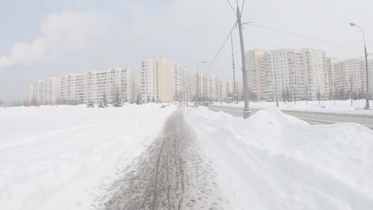 一场大雪过后，莫斯科乌日诺耶·布托沃(Yuzhnoye Butovo)居民区的一个公园里清理道路视频素材