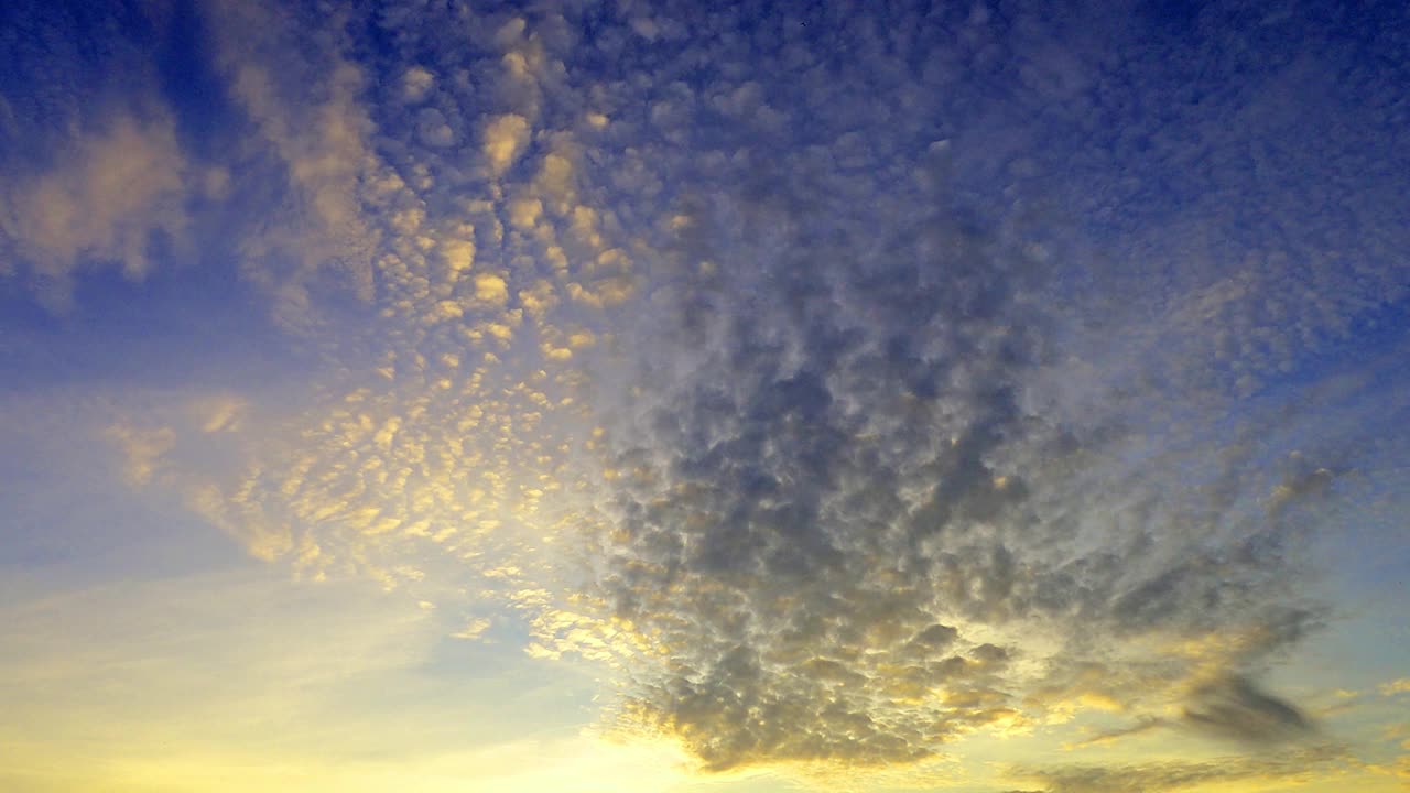 黄色的日出或日落卷积云在深蓝色的天空视频素材