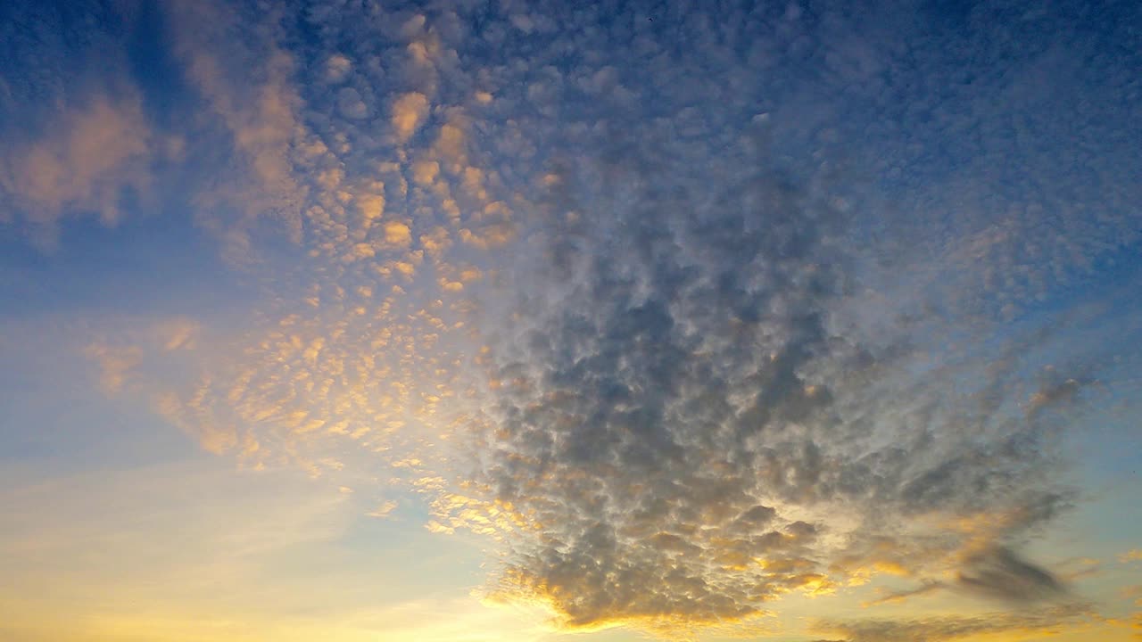 橙色的日出或日落卷积云在深蓝色的天空视频素材