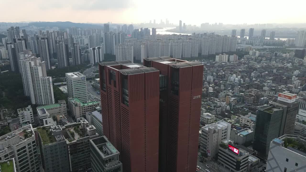 韩国首尔瑞草区教保塔附近的市中心斯平大路附近的住宅和公寓视频素材