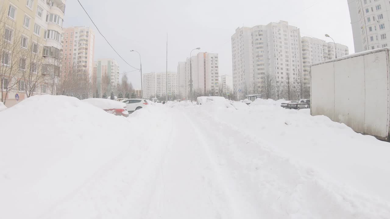 莫斯科乌日诺耶布托沃居民区积雪覆盖的步行街视频素材