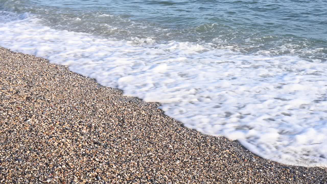 岩石沙滩上的海水视频素材