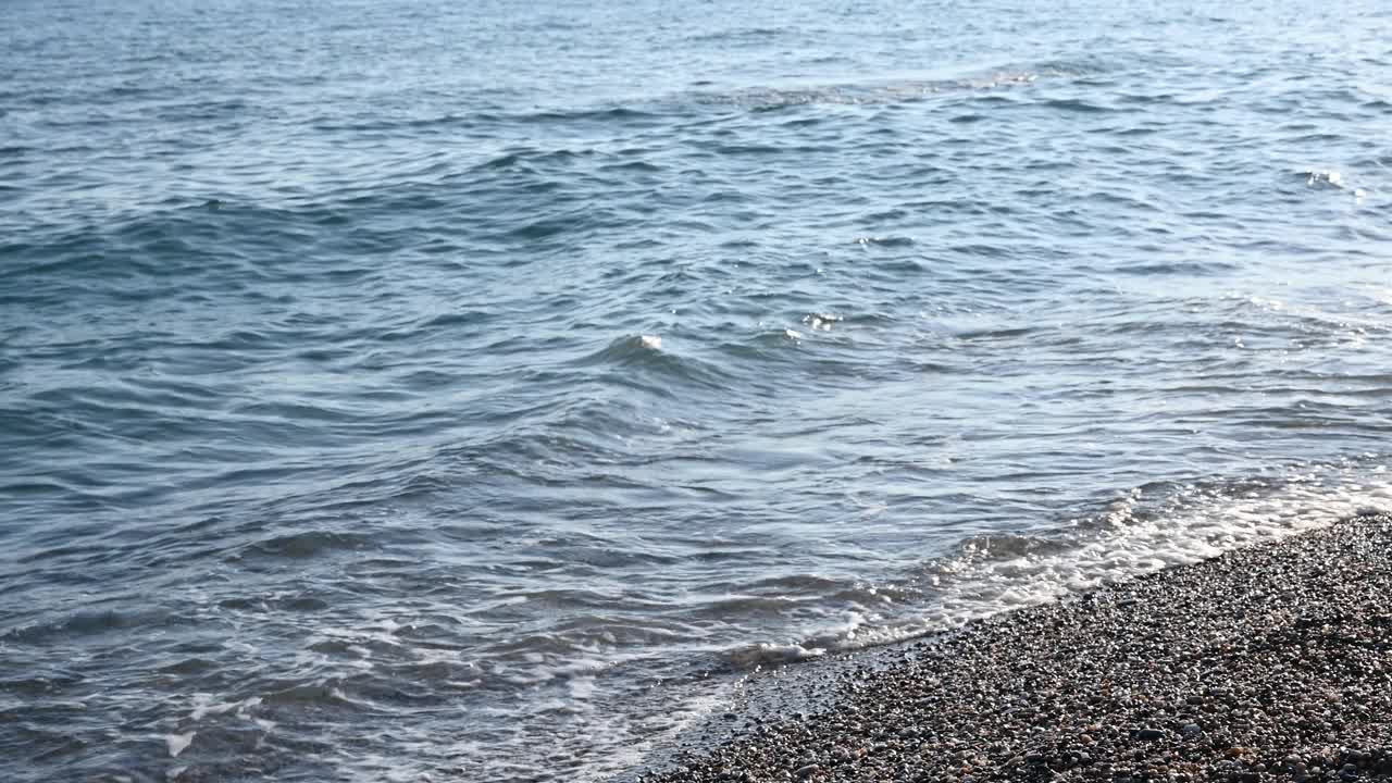 岩石沙滩上的海水视频素材