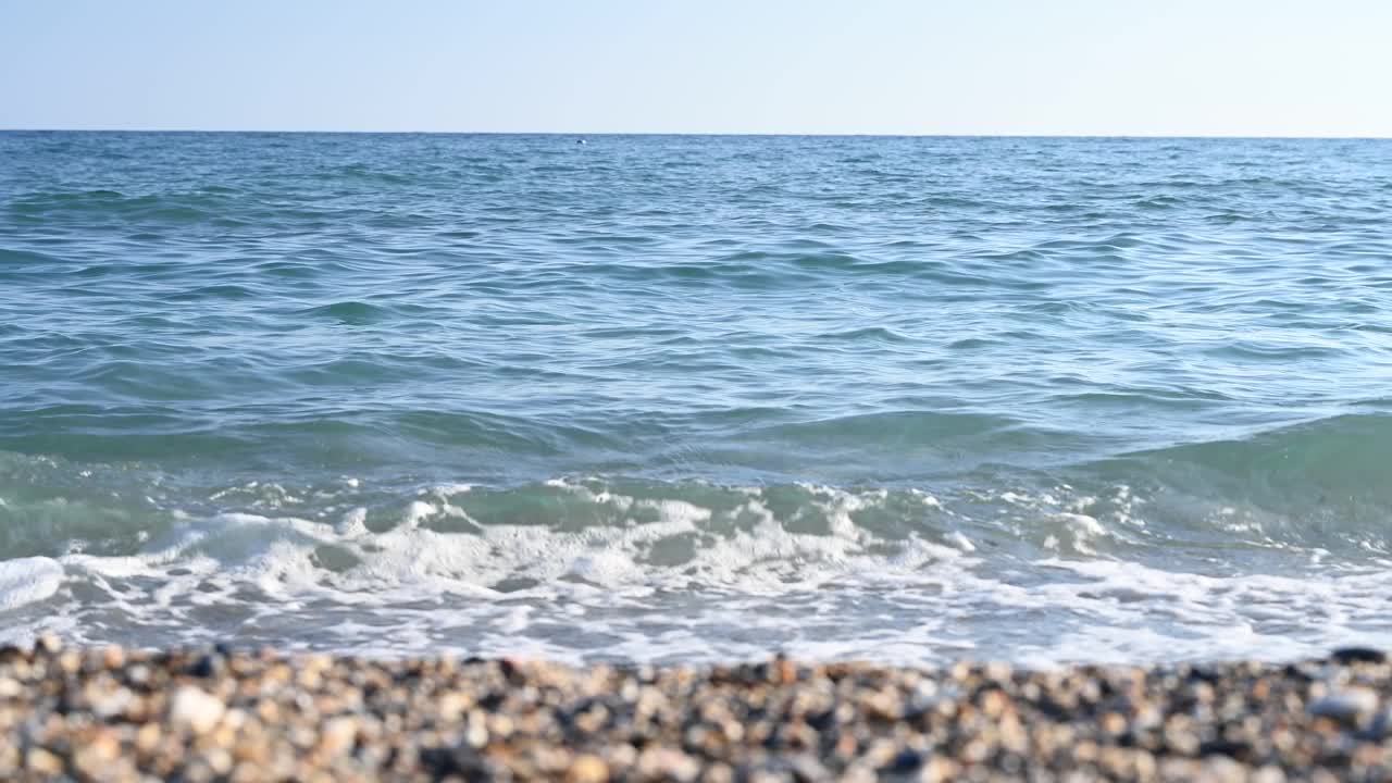 岩石沙滩上的海水视频素材