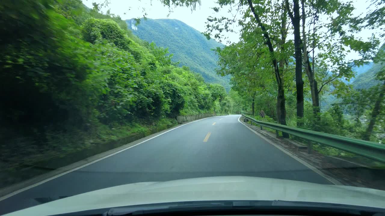 在山路上行驶视频素材