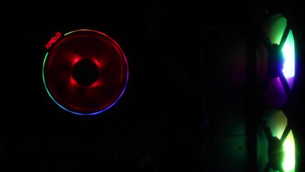 桌面游戏PC散热风扇与RGB LED灯在电脑上与安全网。视频素材