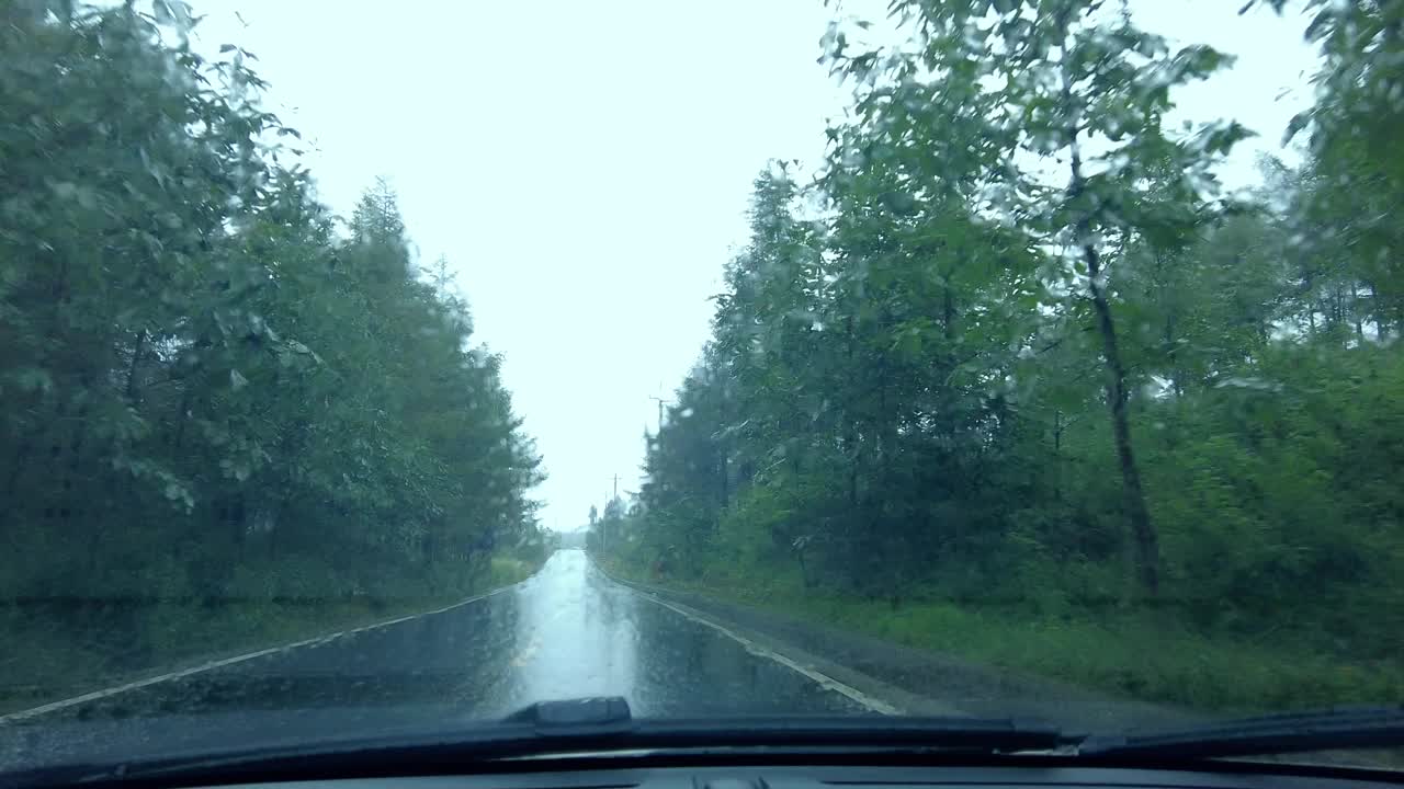 下雨天在乡间路上行驶视频素材