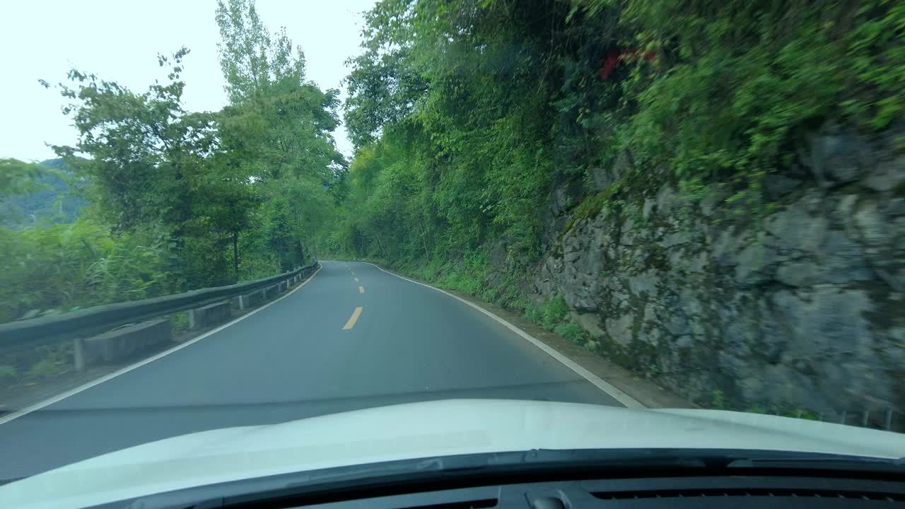 在山路上行驶视频素材