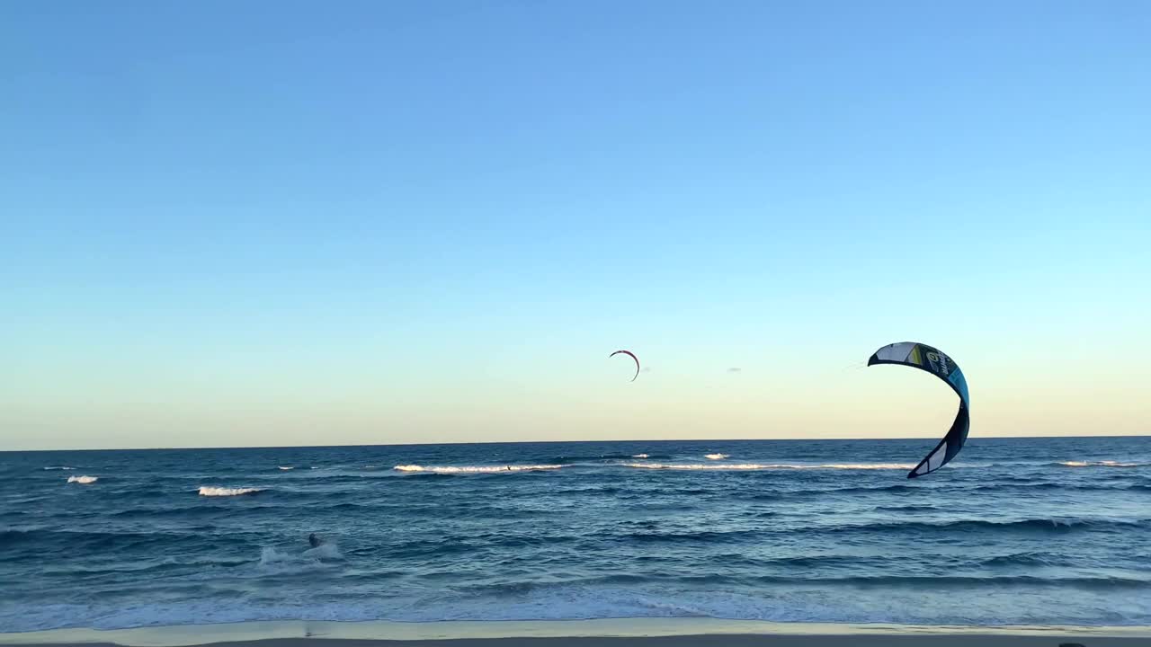 有风的滑翔伞海浪的海景视频素材