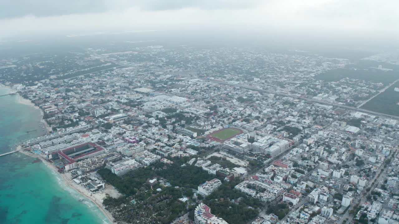 从上面看到的普拉亚德尔卡门。空中城市风景与墨西哥度假胜地视频素材