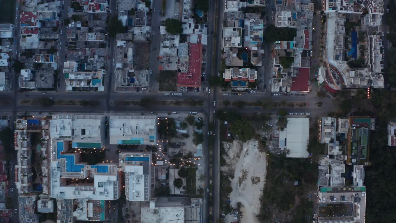 墨西哥度假胜地普拉亚德尔卡门五颜六色的屋顶。空中鸟瞰从上到下的视角视频素材