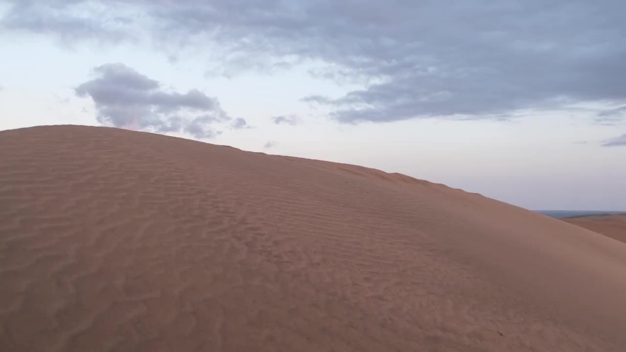 沙漠是一片贫瘠的土地，几乎没有降水，因此，生存条件对植物和动物很不利。植被的缺乏使未受保护的地面暴露在剥蚀过程中。关于视频素材