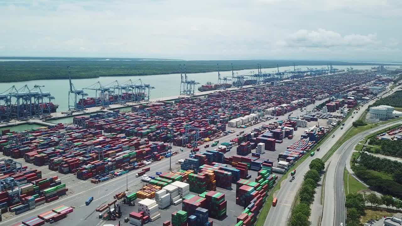 鸟瞰海港、海景和树木。视频素材