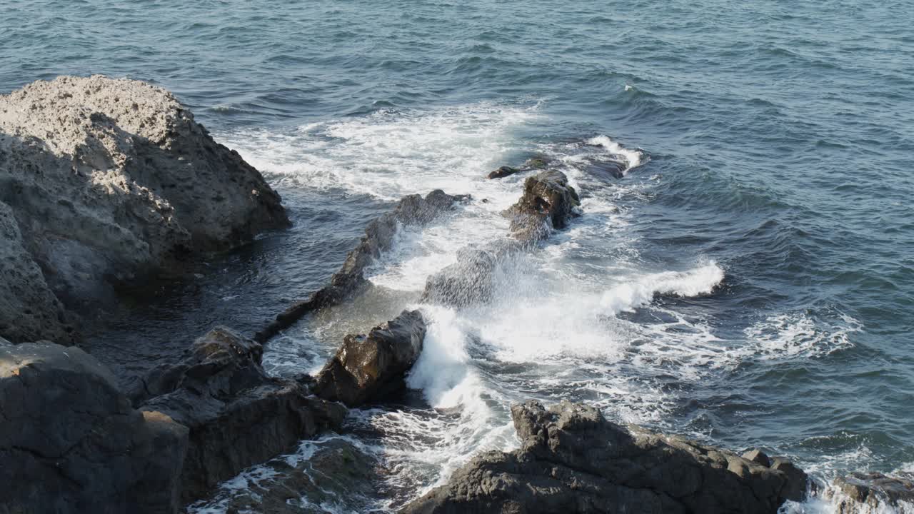 海浪撞击岩石的慢动作视频下载