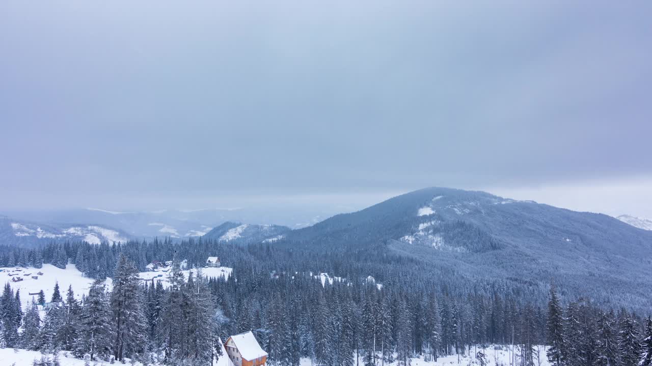 冰雪覆盖的树木构成了美丽的冬季景观。冬天的山。视频素材