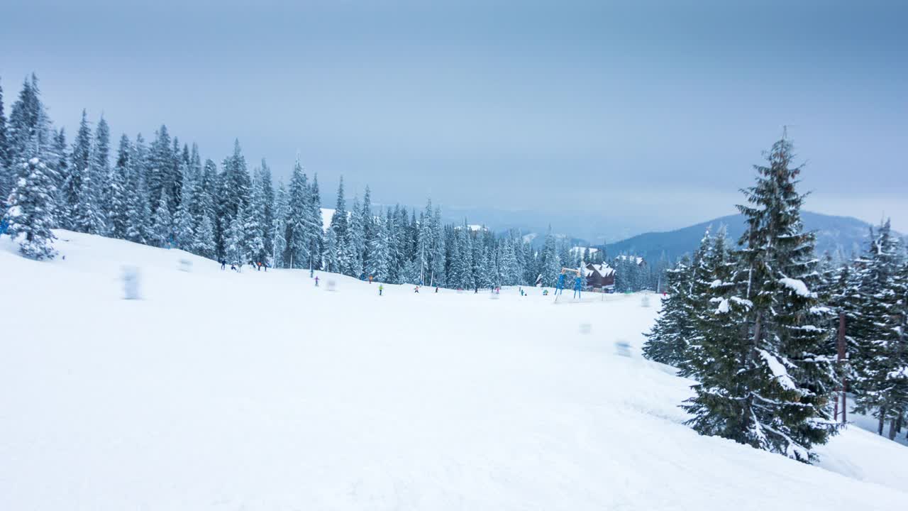 冰雪覆盖的树木构成了美丽的冬季景观。冬天的山。视频素材